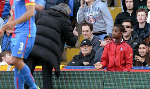 Mourinho gây sự từ cậu bé nhặt bóng tới đồng nghiệp ảnh 1