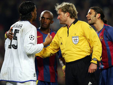 Mourinho gây sự từ cậu bé nhặt bóng tới đồng nghiệp ảnh 2