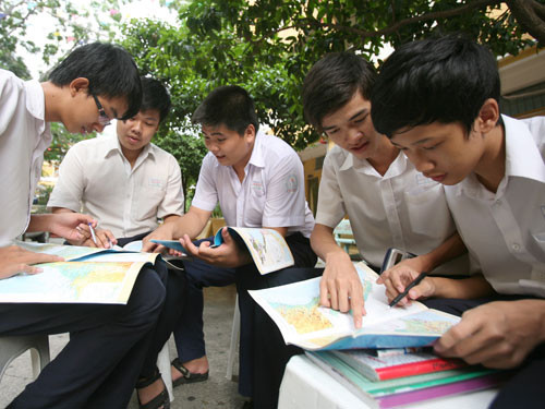 Học sinh lớp 12 Trường dân lập Thanh Bình (TP.HCM) tự ôn tập tại trường trong ngày 30.5, chuẩn bị kỳ thi tốt nghiệp bắt đầu vào ngày 2/6. Ảnh: Đào Ngọc Thạch