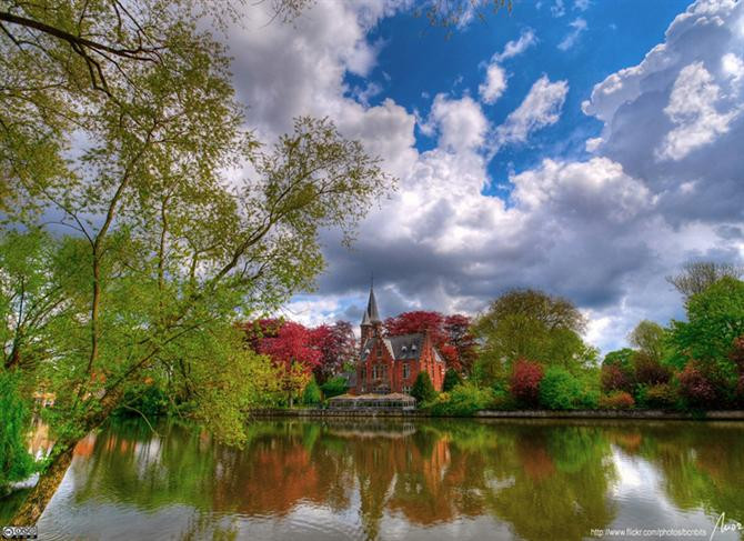 Thành phố này nằm ở mảnh đất phía tây bắc Bỉ