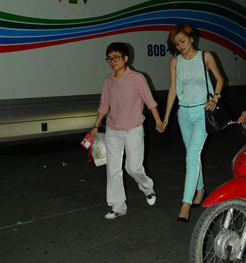 Phương Uyên cầm tay Thiều Bảo Trang sau liveshow 6 - The Voice đêm 11.11