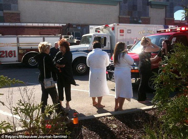 Các khách hàng của thẩm mỹ viện chạy ra ngoài khi xảy ra nổ súng