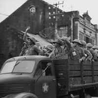 Bộ đội ta hân hoan tiến vào Thủ đô