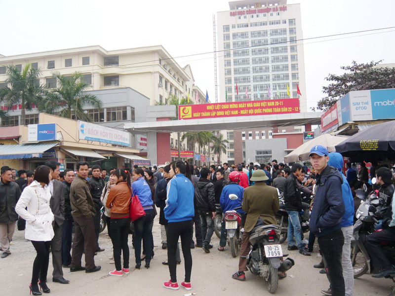Hàng ngàn thí sinh đổ về trường ĐH Công nghiệp Hà Nội