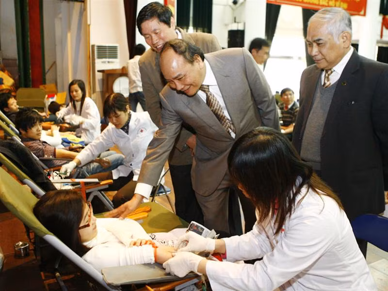 Ông Nguyễn Xuân Phúc, Ủy viên T.Ư Đảng, Bộ trưởng, Chủ nhiệm Văn phòng Chính phủ, đến thăm động viên các bạn trẻ tình nguyện cho máu. Ảnh: Hồng Vĩnh.