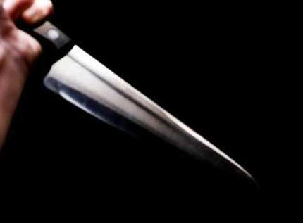 Cô gái 28 tuổi dùng kéo đâm thẳng vào mắt bạn trai