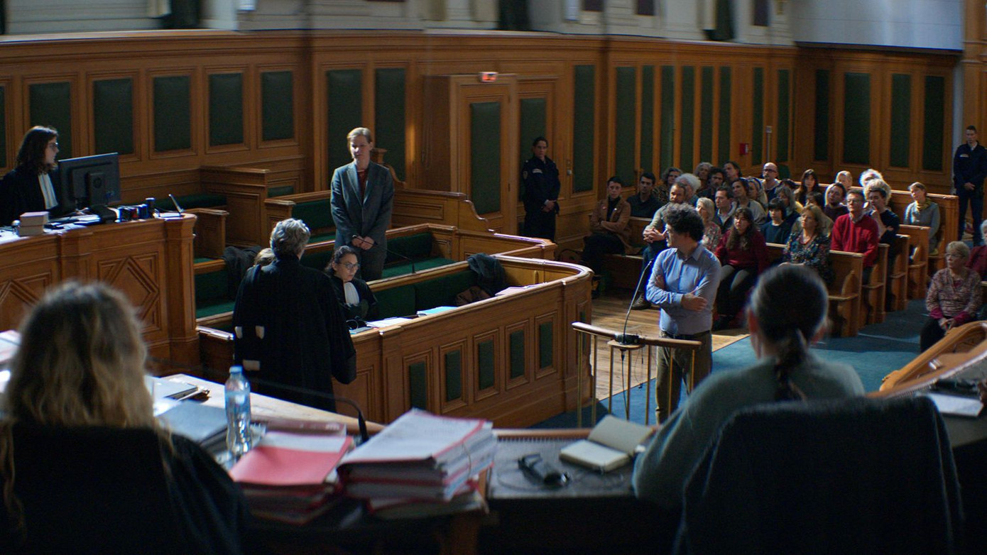 Một phiên tòa đã mở ra để mổ xẻ cuộc hôn nhân của Sandra cũng như cuộc sống cá nhân của cô.