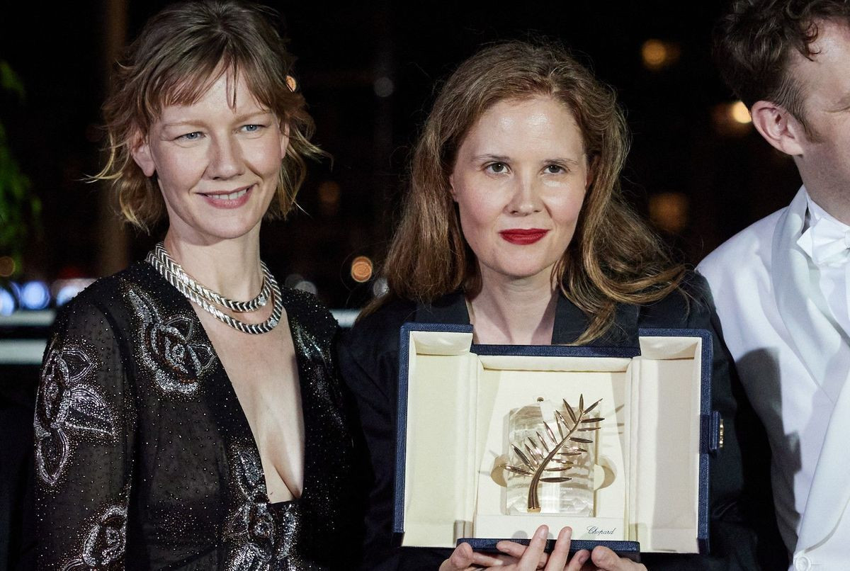 Nữ đạo diễn Justine Triet (trái) và diễn viên chính Sandra Hüller nhận Cành cọ Vàng cho phim hay nhất LHP Cannes 2024.