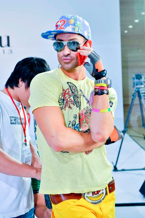 Adam Williams luôn nổi bật và sắc màu