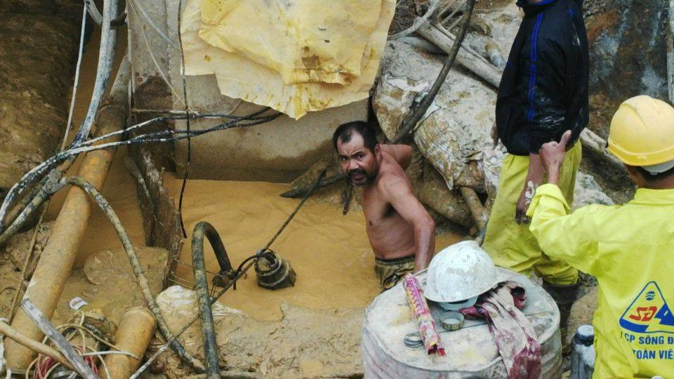 [LIVE] Nạn nhân sập hầm kể những ngày 'sống trong sợ hãi' ảnh 35