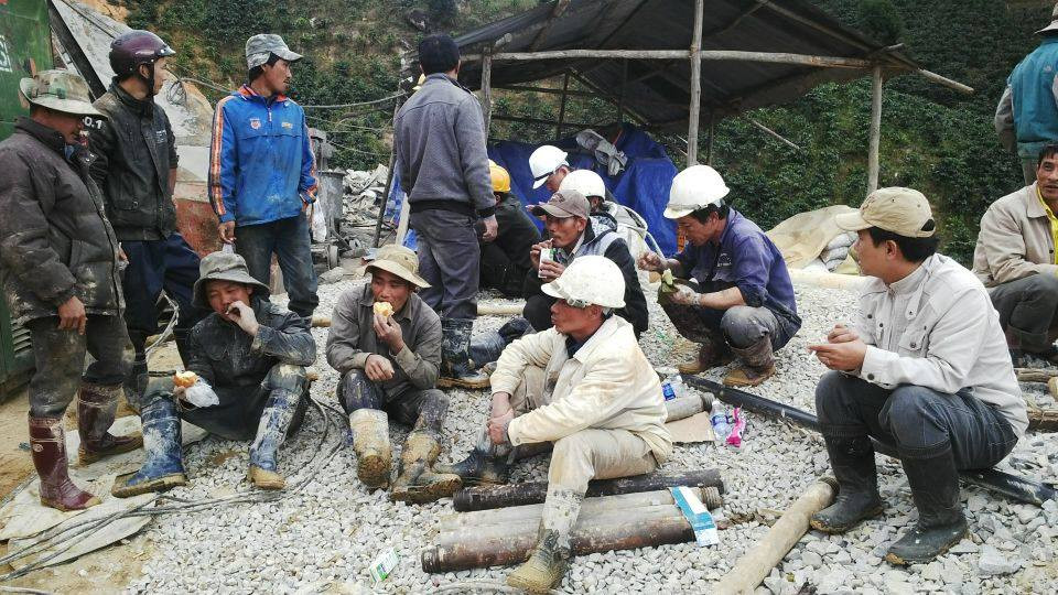 [LIVE] Nạn nhân sập hầm kể những ngày 'sống trong sợ hãi' ảnh 33