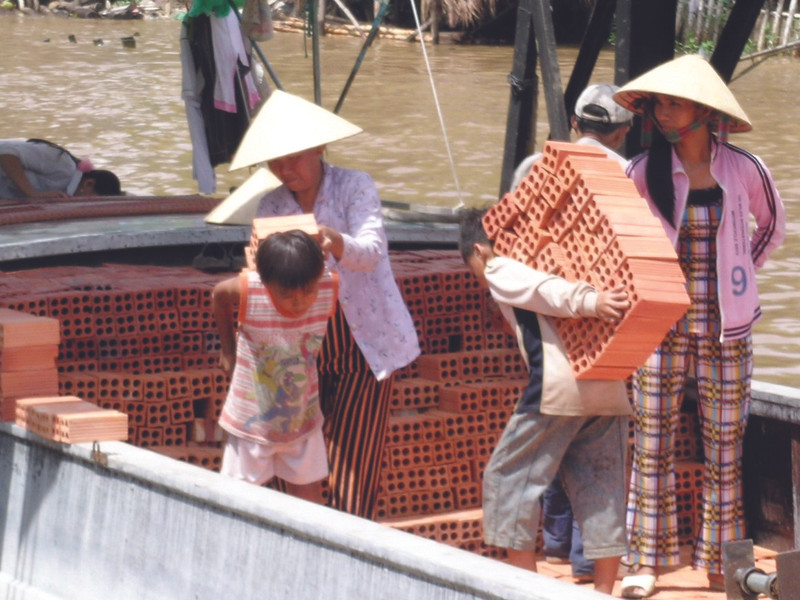 Lao động nhí khuân gạch ở An Giang 