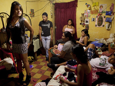 Linda Elizabeth Tylor Martinez, 22 tuổi, đang soi gương tại nhà một người bạn trước khi bắt đầu công việc bán dâm của mình ở khu El Milagro, thành phố Guatemala. Sinh ra là đàn ông, Tylor nhận ra mình thực chất có nhiều đặc điểm và tính cách của một người phụ nữ. Ban ngày anh là một thầy giáo, nhưng đêm đến anh lại làm gái bán hoa. 