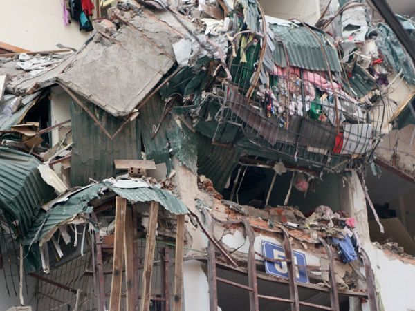 Hàng chục căn hộ số 51 Huynh Thúc Kháng cũng bị vạ lây