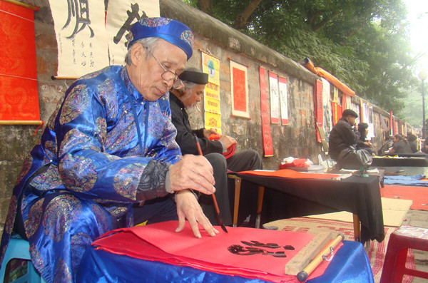 Một ông đồ đang cho chữ