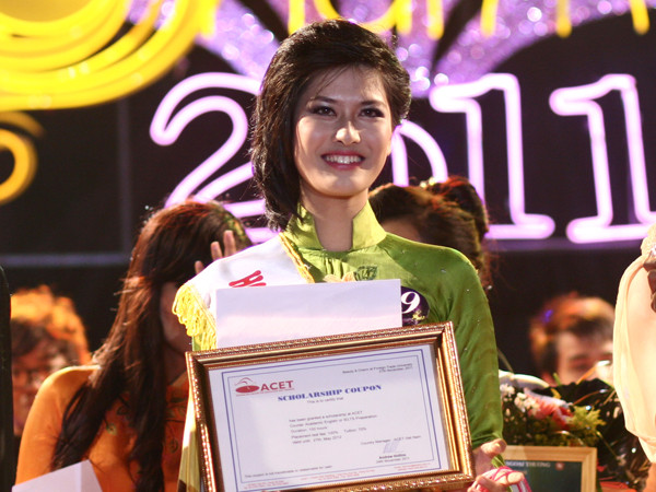 Hoa khôi Ngoại thương 2011 Phạm Thị Thùy Linh
