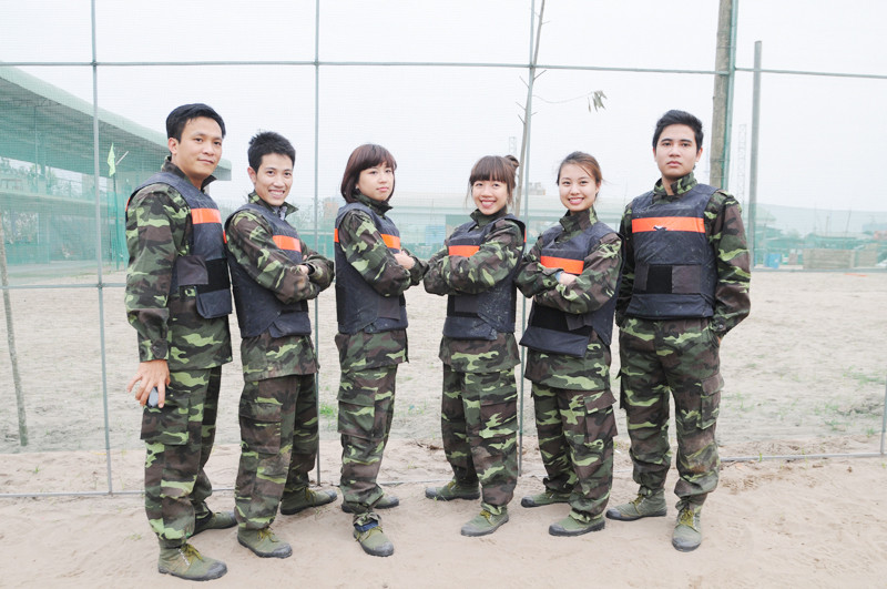 Được khoác đồng phục của lính, cầm súng đánh trận khiến nhiều bạn trẻ thích thú. Ảnh: Tuấn Nguyễn. Được khoác đồng phục của lính, cầm súng đánh trận khiến nhiều bạn trẻ thích thú. Ảnh: Tuấn Nguyễn