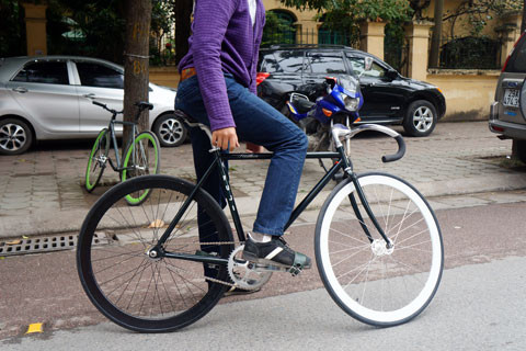 Người lái sử dụng chân để tăng giảm tốc độ và cả đi lùi