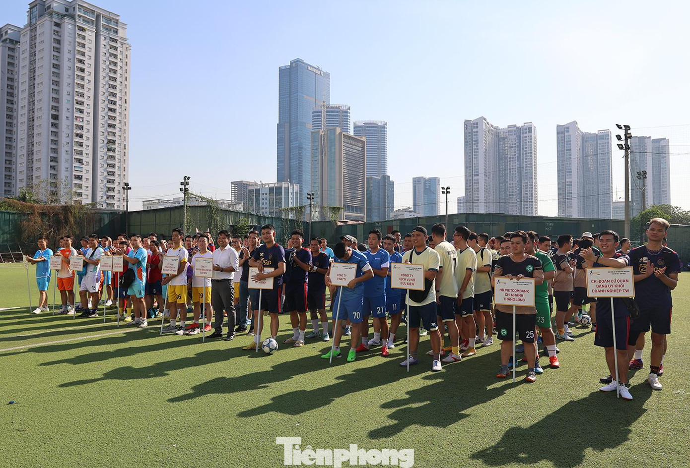 Tham gia giải bóng đá Vietnam Post mở rộng năm nay có 12 đội bóng được chia thành 4 bảng đá vòng tròn trong bảng và lấy nhất nhì vào đá tứ kết, bán kết, chung kết.