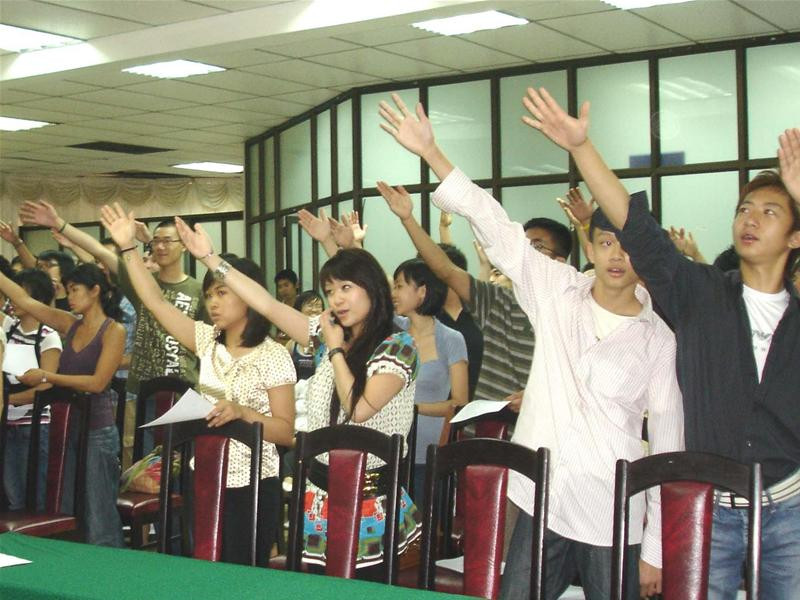 Diễn tập bài hát "Dòng máu Lạc Hồng"