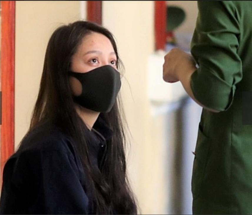 Quỳnh Trang tại phiên tòa sơ thẩm, ngày 25/11/2022