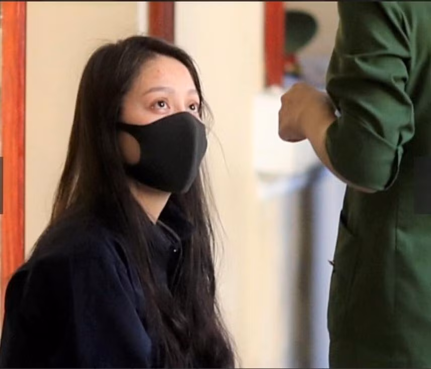 Quỳnh Trang tại phiên tòa sơ thẩm, ngày 25/11/2022