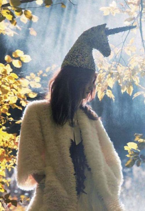 Bạn sẽ cao lên rất nhiều khi đội chiếc mũ ngựa một sừng . Bạn sẽ cao lên rất nhiều khi đội chiếc mũ ngựa một sừng