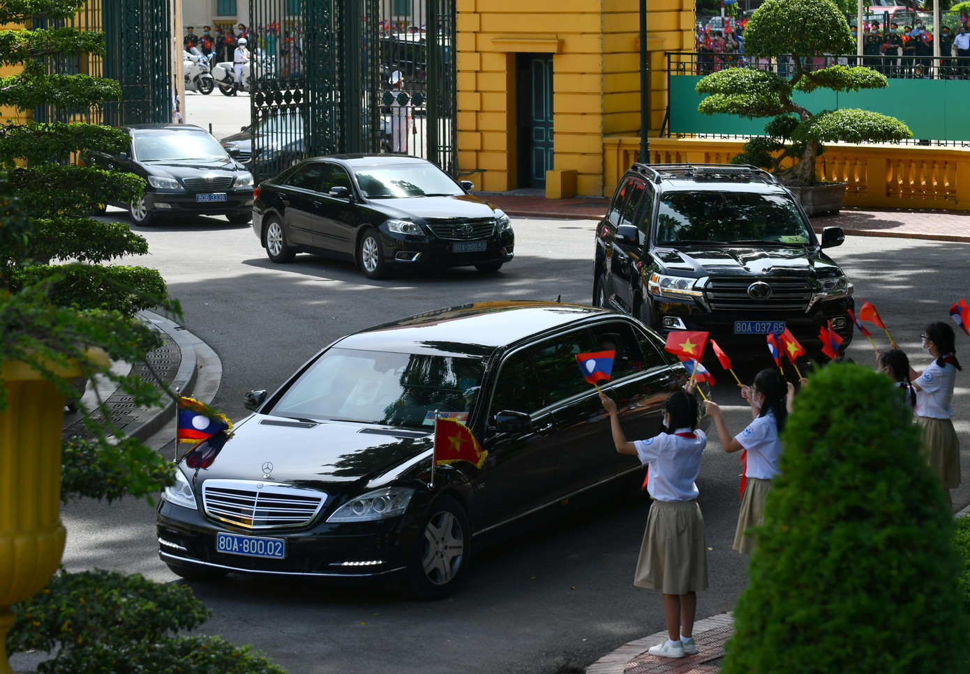 Đoàn xe đưa Tổng Bí thư, Chủ tịch nước Lào Thongloun Sisoulith tiến vào Phủ Chủ tịch. (Ảnh: Như Ý) Đoàn xe đưa Tổng Bí thư, Chủ tịch nước Lào Thongloun Sisoulith tiến vào Phủ Chủ tịch. (Ảnh: Như Ý)