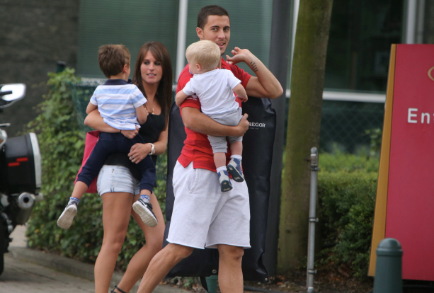 Eden Hazard và gia đình. (Ảnh: The Sun) Eden Hazard và gia đình. (Ảnh: The Sun)