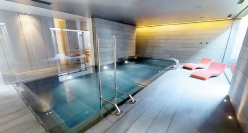 Bể bơi trong biệt thự nhà Hazard. (Ảnh: The Sun) Bể bơi trong biệt thự nhà Hazard. (Ảnh: The Sun)