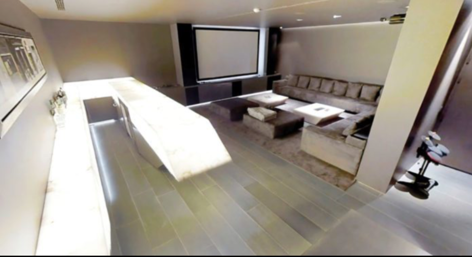 Phòng chiếu phim trong khu biệt thự. (Ảnh: The Sun) Phòng chiếu phim trong khu biệt thự. (Ảnh: The Sun)