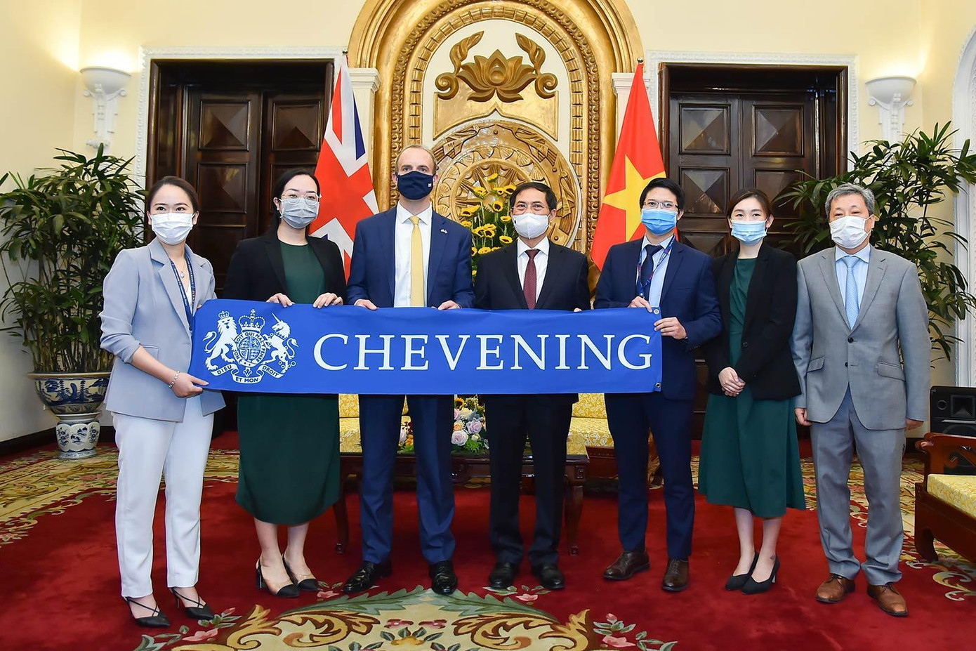 Hai Bộ trưởng đã gặp gỡ các cán bộ ngoại giao Việt Nam được nhận học bổng Chevening năm 2020-2021. (Ảnh: Mofa) Hai Bộ trưởng đã gặp gỡ các cán bộ ngoại giao Việt Nam được nhận học bổng Chevening năm 2020-2021. (Ảnh: Mofa)