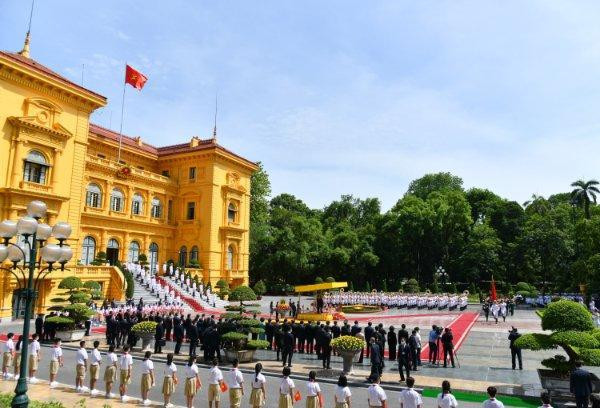 Quang cảnh Phủ Chủ tịch trong lễ đón. (Ảnh: Như Ý) Quang cảnh Phủ Chủ tịch trong lễ đón. (Ảnh: Như Ý)