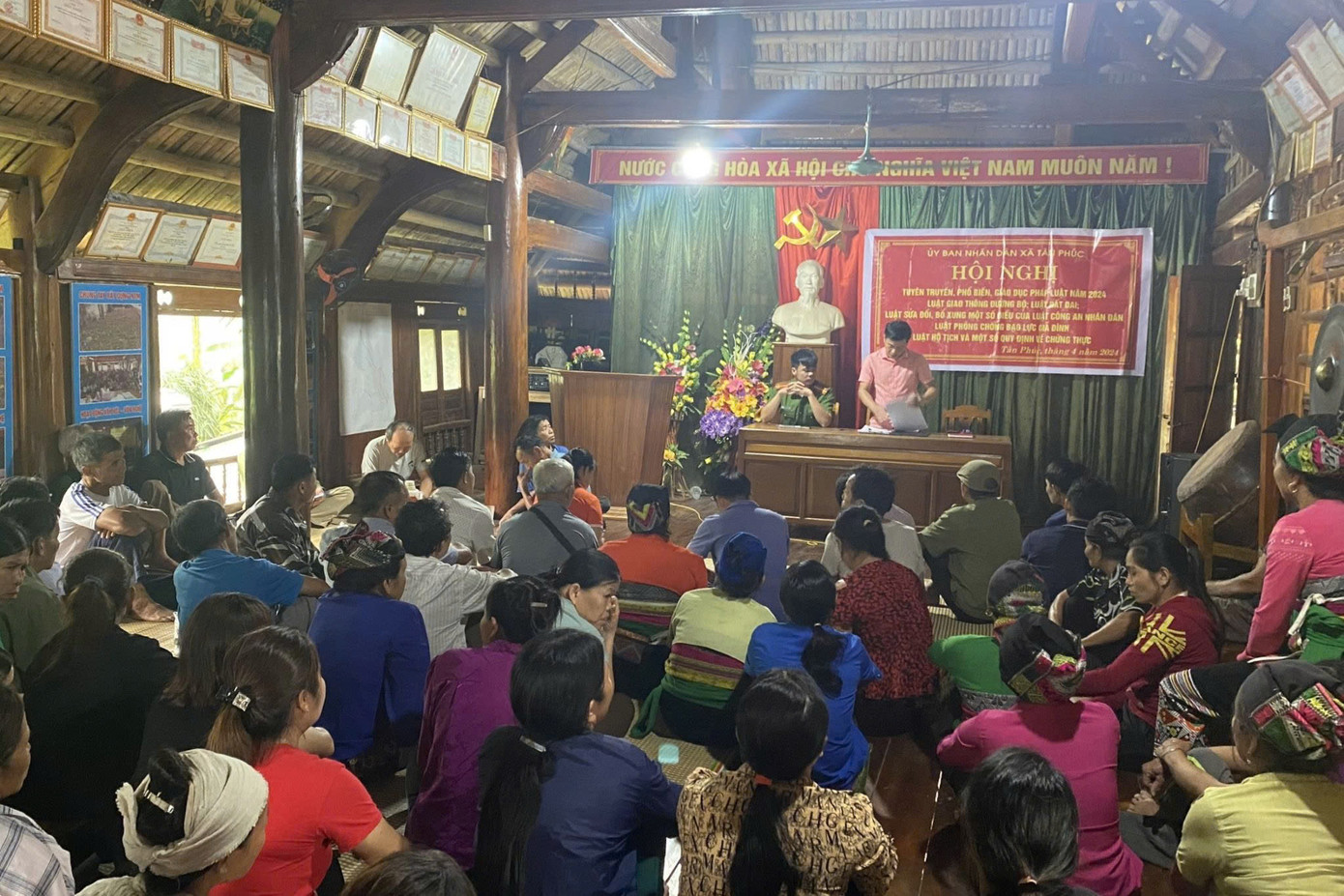 Lực lượng chức năng xã Tân Phúc, huyện Lang Chánh (Thanh Hoá) tuyên truyền về bạo lực gia đình và các nội dung khác Lực lượng chức năng xã Tân Phúc, huyện Lang Chánh (Thanh Hoá) tuyên truyền về bạo lực gia đình và các nội dung khác