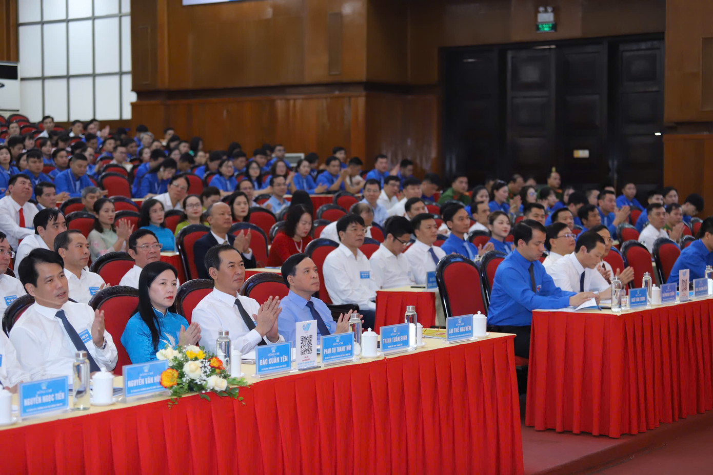 Các đại biểu tham dự đại hội, nghe tham luận của anh Trương Huy Hoàng