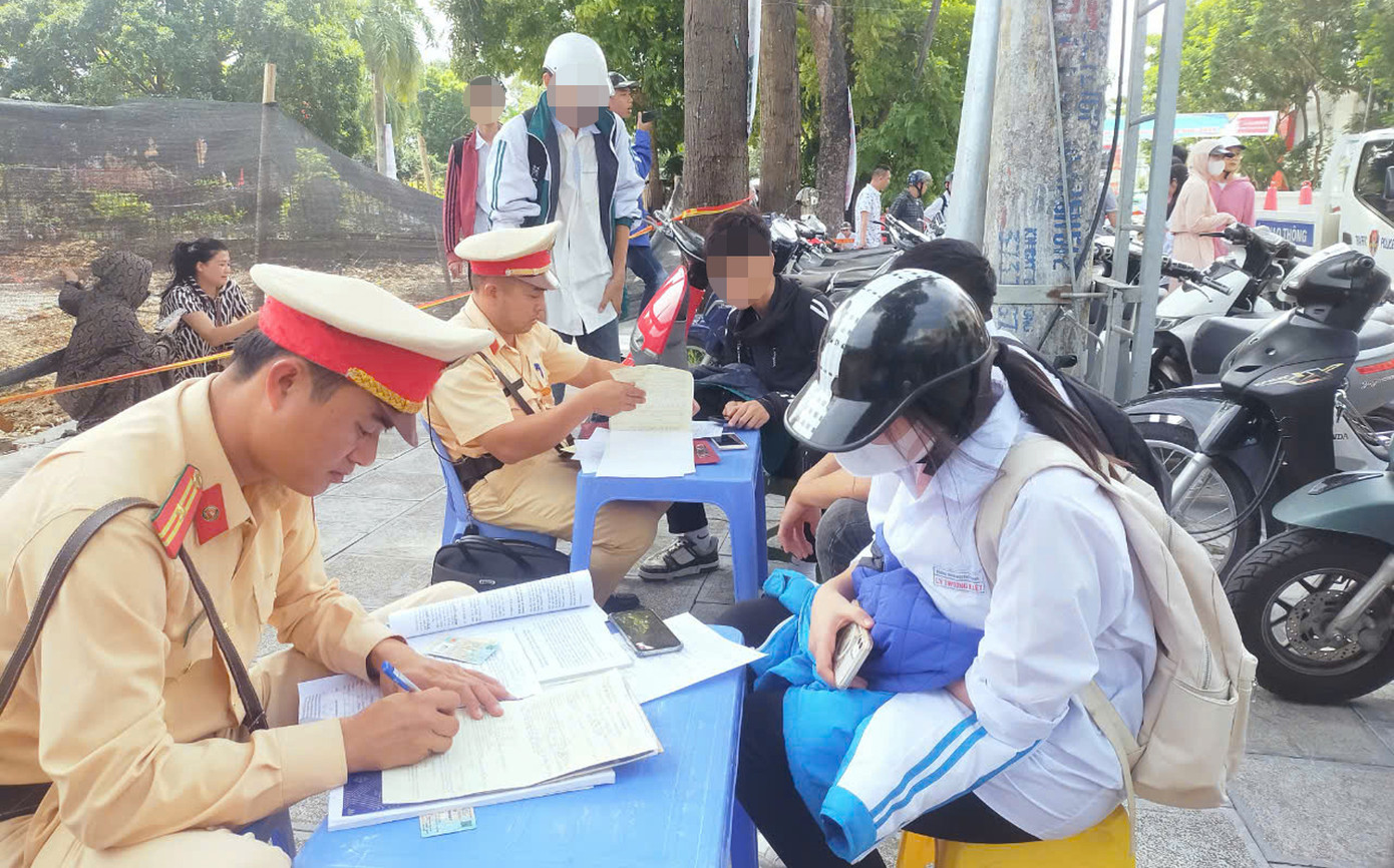 Công an TP Thanh Hoá kiểm tra, xử lý nhiều trường hợp học sinh vi phạm trật tự an toàn giao thông