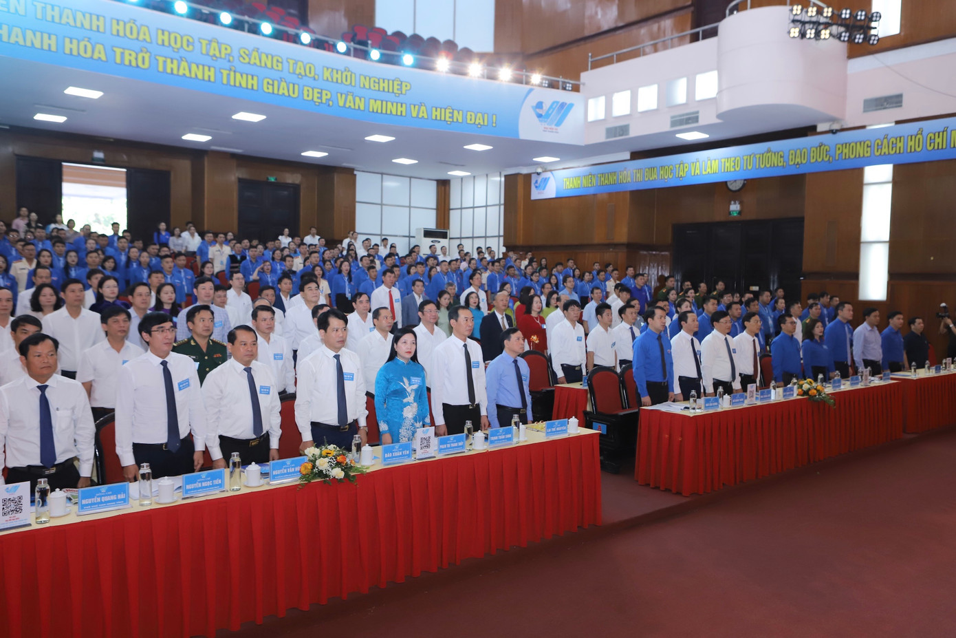 Các đại biểu thực hiện nghi lễ chào cờ