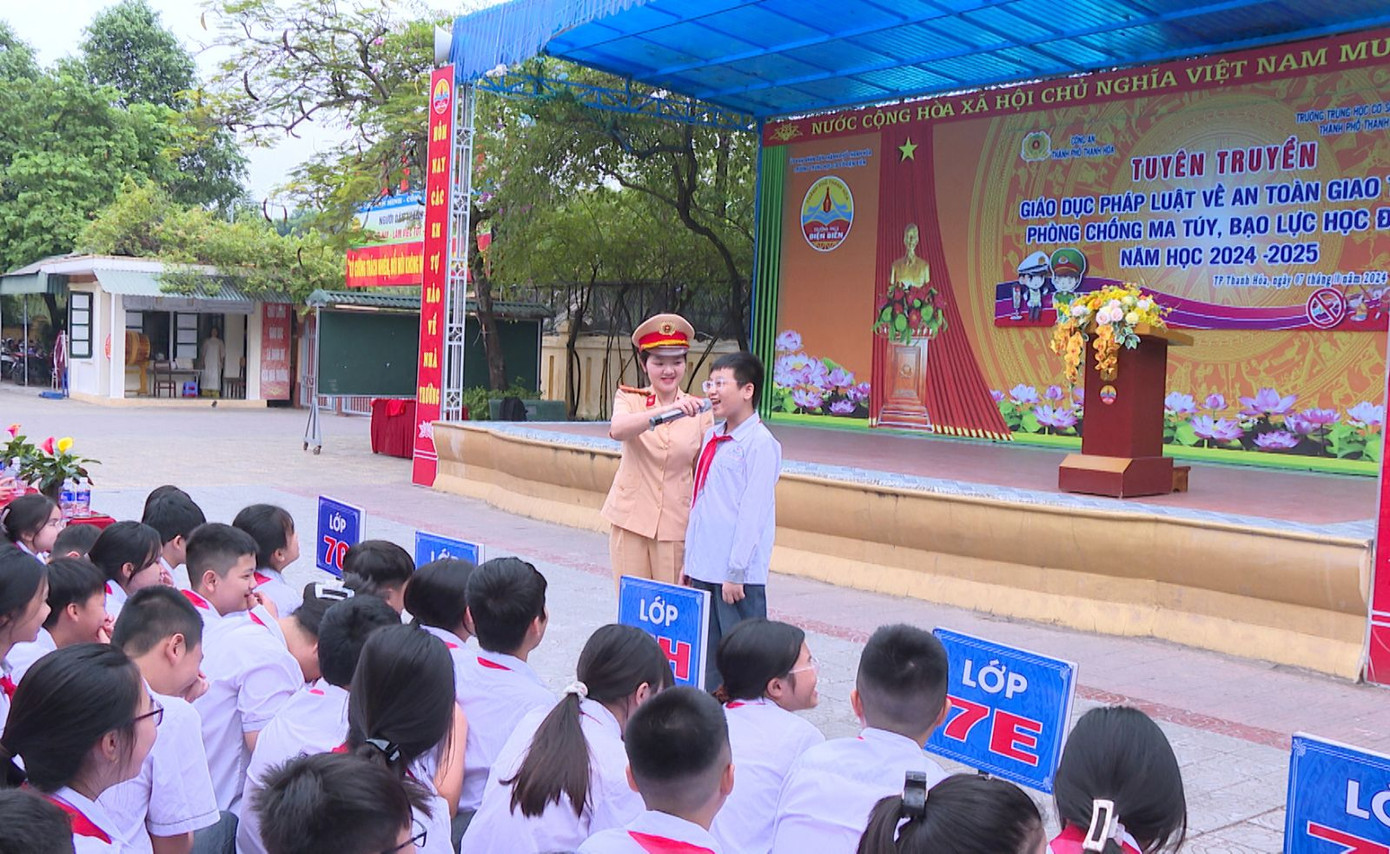 Đồng thời với việc kiểm tra, xử phạt, lực lượng chức năng tổ chức tuyên truyền về giáo dục pháp luật về an toàn giao thông.