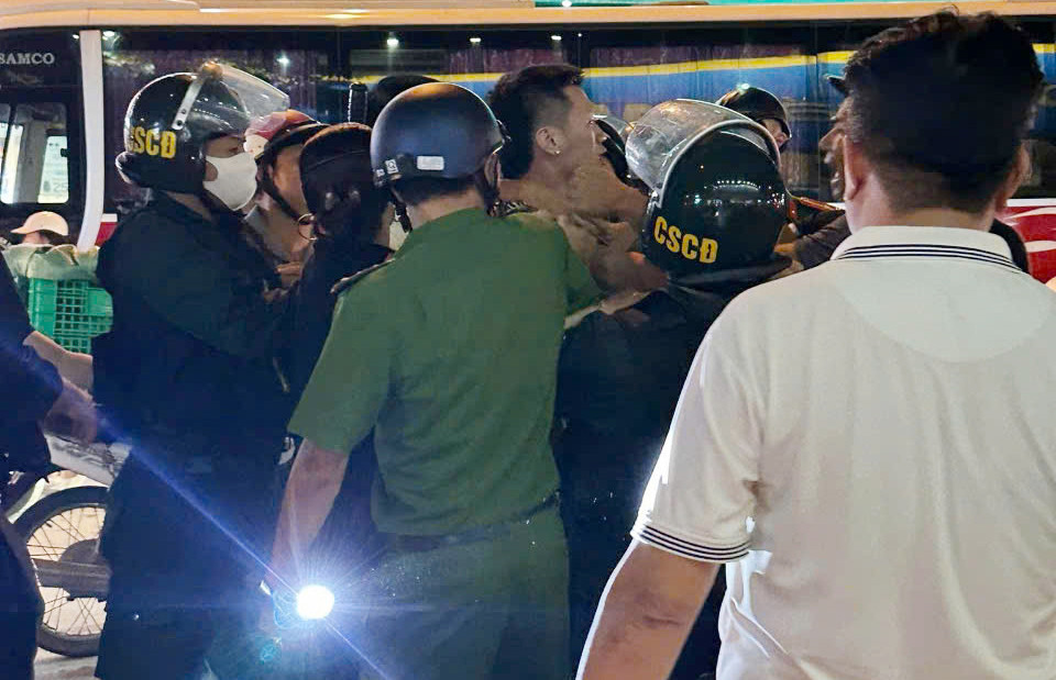 Lực lượng chức năng khống chế Cao Văn Tuấn đưa về trụ sở Lực lượng chức năng khống chế Cao Văn Tuấn đưa về trụ sở