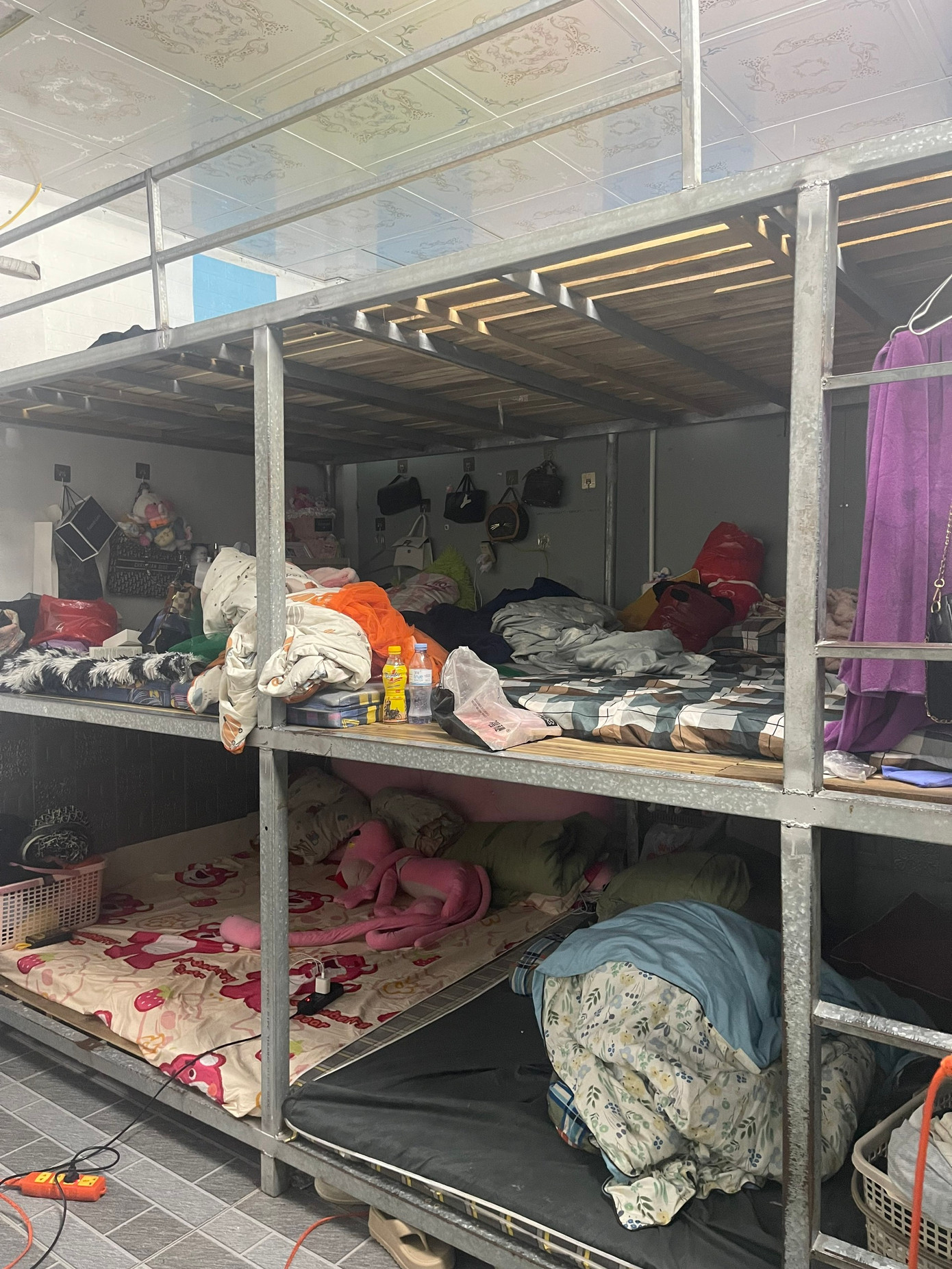 Bên trong nơi ở của các nhân viên