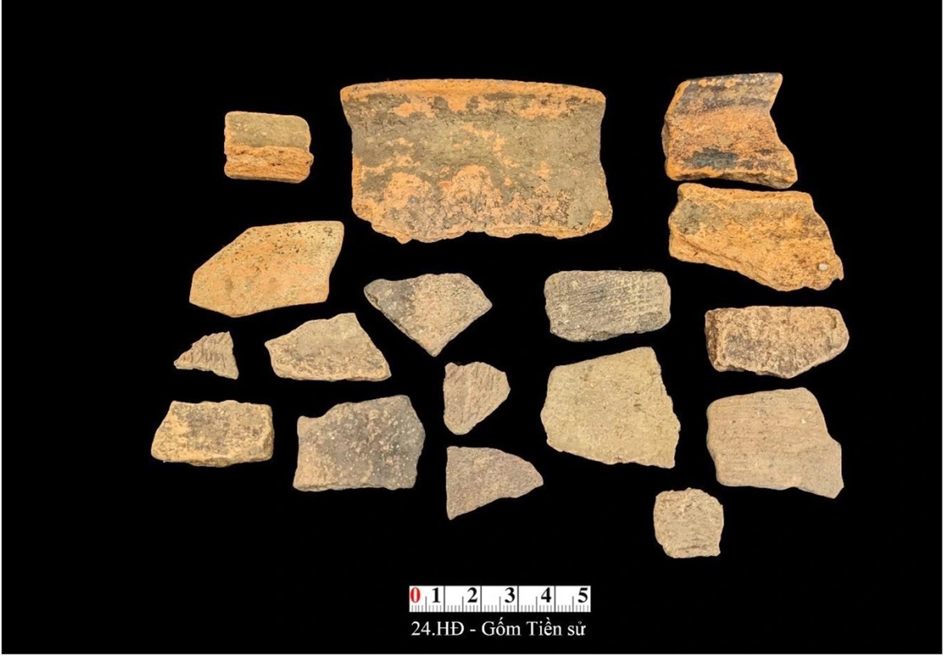 Các mảnh gốm thời tiền sử được tìm thấy ở hang Đụn Các mảnh gốm thời tiền sử được tìm thấy ở hang Đụn