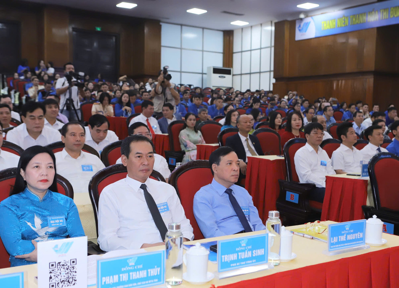 Ông Lại Thế Nguyên - Phó Bí thư Thường trực Tỉnh uỷ và ông Trịnh Tuấn Sinh - Phó Bí thư Tỉnh ủy Thanh Hóa cùng các đại biểu tham dự đại hội