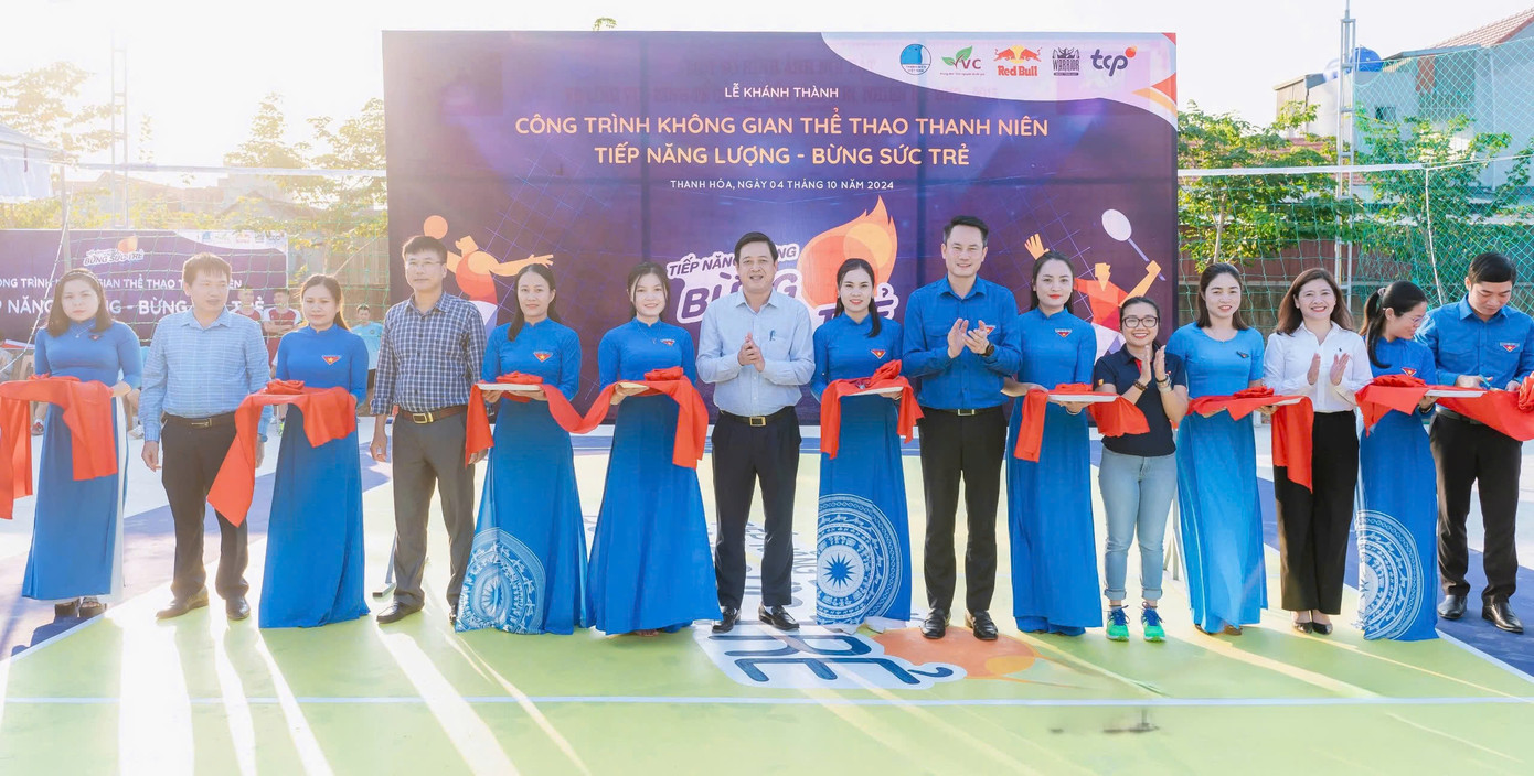 Anh Nguyễn Kim Quy - Ủy viên Ban Thường vụ, Trưởng Ban Đoàn kết tập hợp thanh niên Trung ương Đoàn, Phó Chủ tịch Thường trực Trung ương Hội LHTN Việt Nam cùng các đại biểu thực hiện nghi thức khánh thành công trình. Anh Nguyễn Kim Quy - Ủy viên Ban Thường vụ, Trưởng Ban Đoàn kết tập hợp thanh niên Trung ương Đoàn, Phó Chủ tịch Thường trực Trung ương Hội LHTN Việt Nam cùng các đại biểu thực hiện nghi thức khánh thành công trình.