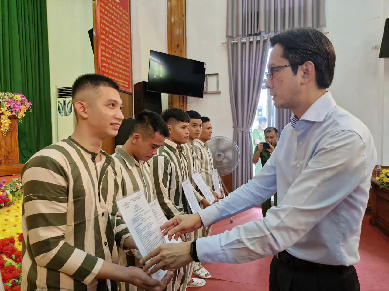 Tại trại giam Thanh Cẩm, dự Lễ Công bố Quyết định đặc xá, ông Đỗ Hùng Việt, Thứ trưởng Bộ Ngoại giao – thành viên Hội đồng tư vấn đặc xá Trung ương bày tỏ tin tưởng với chính sách khoan hồng của Đảng và Nhà nước cùng sự đồng hành, giúp đỡ của cấp ủy chính quyền, Công an địa phương và cộng đồng dân cư, những người được đặc xá sẽ vượt qua mọi khó khăn, tự tin hòa nhập cộng đồng, xây dựng đời sống ổn định và không tái phạm tội. Tại trại giam Thanh Cẩm, dự Lễ Công bố Quyết định đặc xá, ông Đỗ Hùng Việt, Thứ trưởng Bộ Ngoại giao – thành viên Hội đồng tư vấn đặc xá Trung ương bày tỏ tin tưởng với chính sách khoan hồng của Đảng và Nhà nước cùng sự đồng hành, giúp đỡ của cấp ủy chính quyền, Công an địa phương và cộng đồng dân cư, những người được đặc xá sẽ vượt qua mọi khó khăn, tự tin hòa nhập cộng đồng, xây dựng đời sống ổn định và không tái phạm tội.