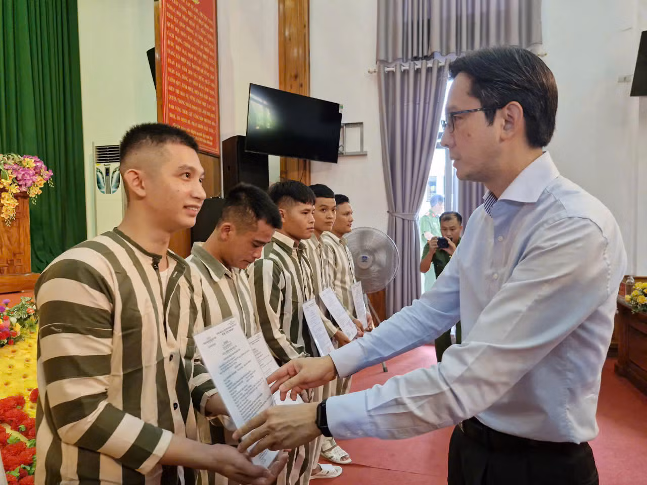 Tại trại giam Thanh Cẩm, dự Lễ Công bố Quyết định đặc xá, ông Đỗ Hùng Việt, Thứ trưởng Bộ Ngoại giao – thành viên Hội đồng tư vấn đặc xá Trung ương bày tỏ tin tưởng với chính sách khoan hồng của Đảng và Nhà nước cùng sự đồng hành, giúp đỡ của cấp ủy chính quyền, Công an địa phương và cộng đồng dân cư, những người được đặc xá sẽ vượt qua mọi khó khăn, tự tin hòa nhập cộng đồng, xây dựng đời sống ổn định và không tái phạm tội.