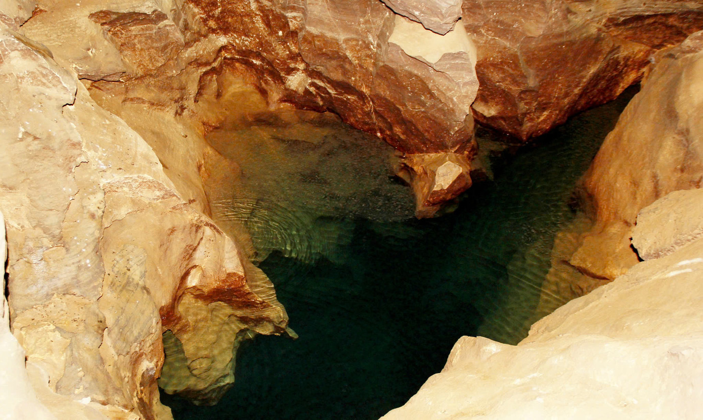 Trong hang Đụn có nhiều nhũ đá tự nhiên, có nguồn nước ngầm chảy ra khu vực di tích cấp tỉnh Hồ Bến Quân Trong hang Đụn có nhiều nhũ đá tự nhiên, có nguồn nước ngầm chảy ra khu vực di tích cấp tỉnh Hồ Bến Quân