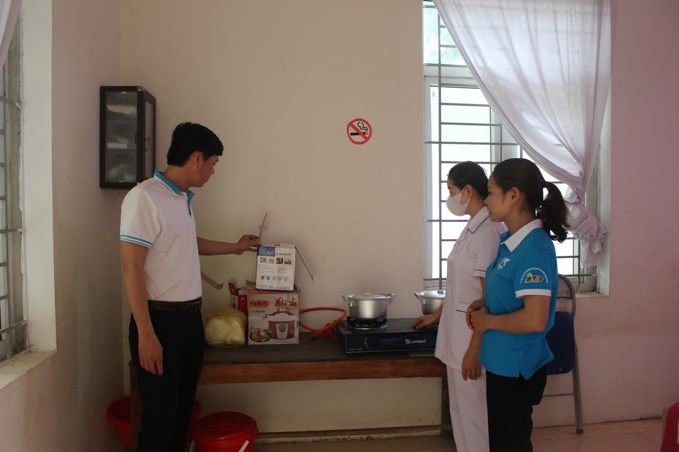 Cán bộ xã, thành viên của tổ "Địa chỉ tin cậy" kiểm tra đồ dùng thiết bị ít được sử dụng tại ngôi nhà tạm lánh xã Thanh Sơn, huyện Như Xuân (Thanh Hóa) Cán bộ xã, thành viên của tổ "Địa chỉ tin cậy" kiểm tra đồ dùng thiết bị ít được sử dụng tại ngôi nhà tạm lánh xã Thanh Sơn, huyện Như Xuân (Thanh Hóa)