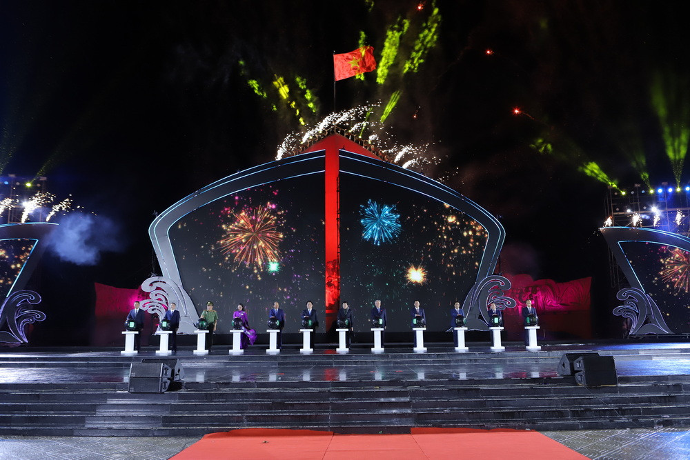 Lễ cắt băng khánh thành công trình lưu niệm đồng bào, cán bộ, chiến sĩ và học sinh miền Nam tập kết ra Bắc