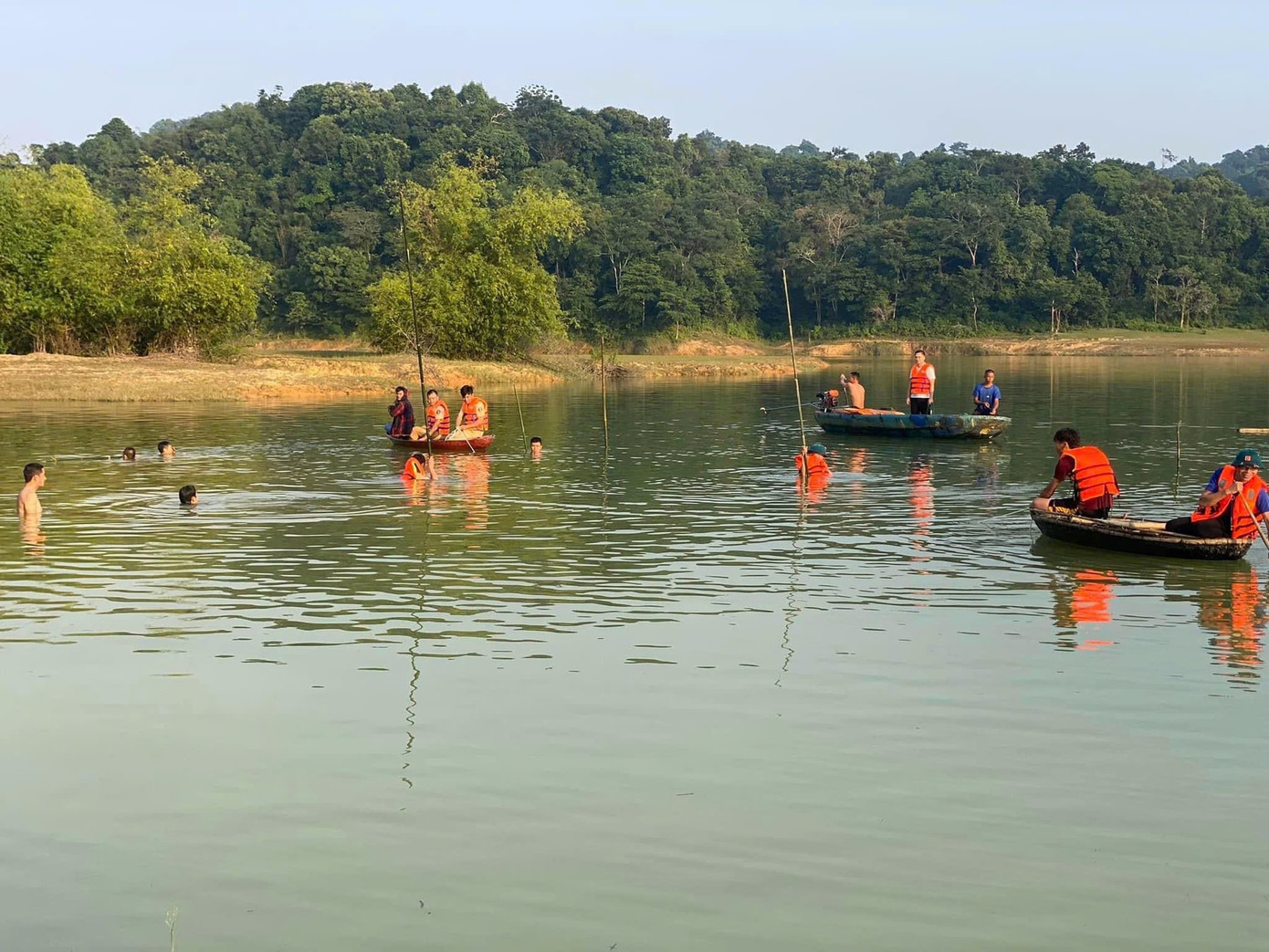 Lực lượng chức năng tìm thấy thi thể 2 nạn nhân lúc 17h ngày 11/10.