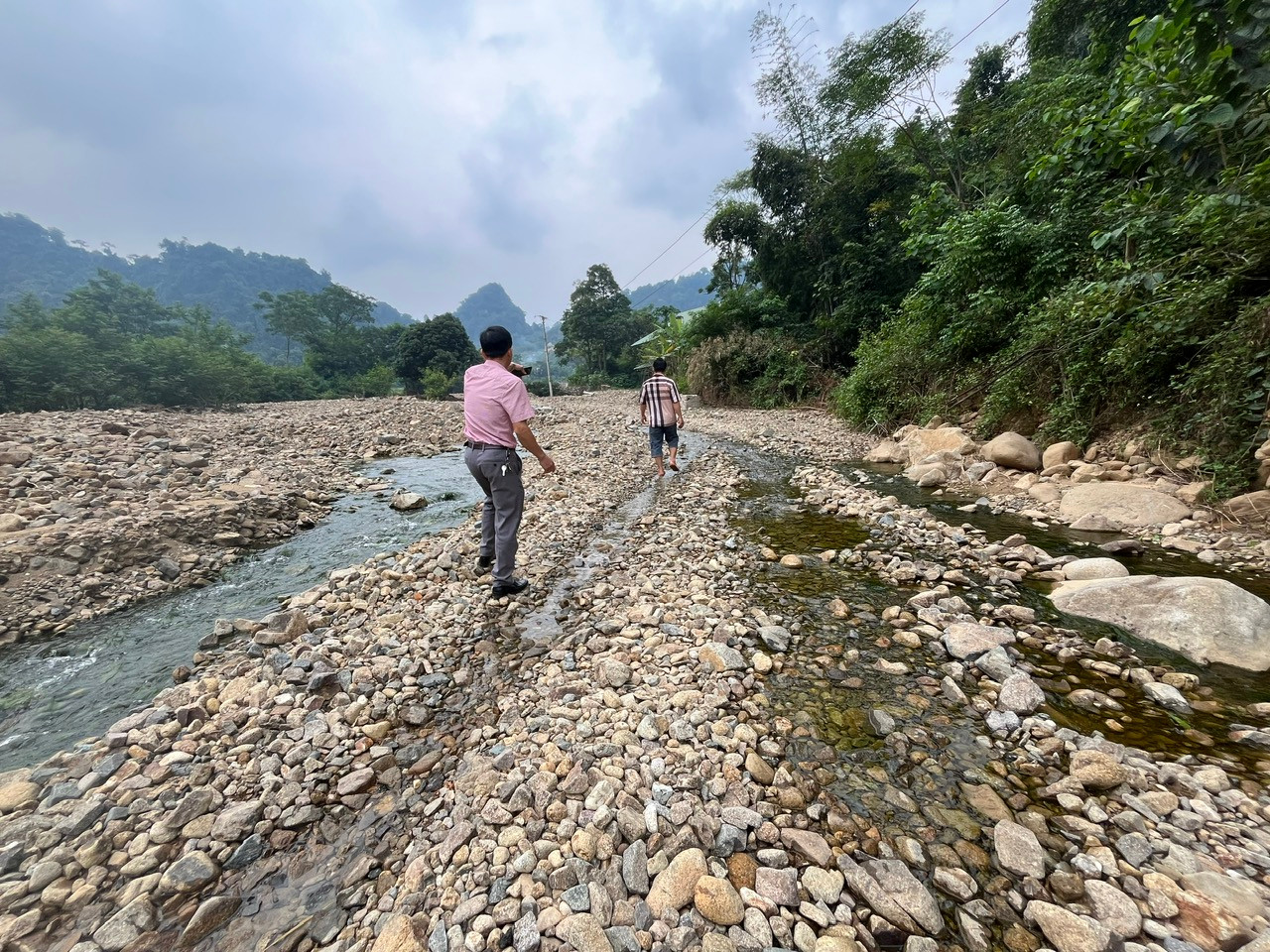 Việc lũ gây nên đổi dòng chảy suối Luồng khiến nhiều đoạn đường bị cày nát, phủ lấp đá cuội, không còn dấu vết đường đi. Việc lũ gây nên đổi dòng chảy suối Luồng khiến nhiều đoạn đường bị cày nát, phủ lấp đá cuội, không còn dấu vết đường đi.